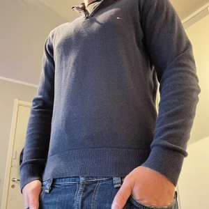 Tommy hilfiger  - Säljer denna riktigt feta Tommy half zip. Den är i storlek xs och passar någon som är 160 till 170. Skriv gärna vid funderingar och kom gärna med pris förslag🤝