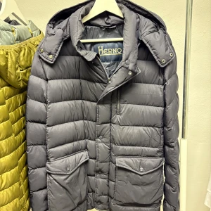 Herno vinterjacka  - Herno vinterjacka Storlek 50 passar M Fint skick utan defekter  Jag på bilden är 182 väger 76kg
