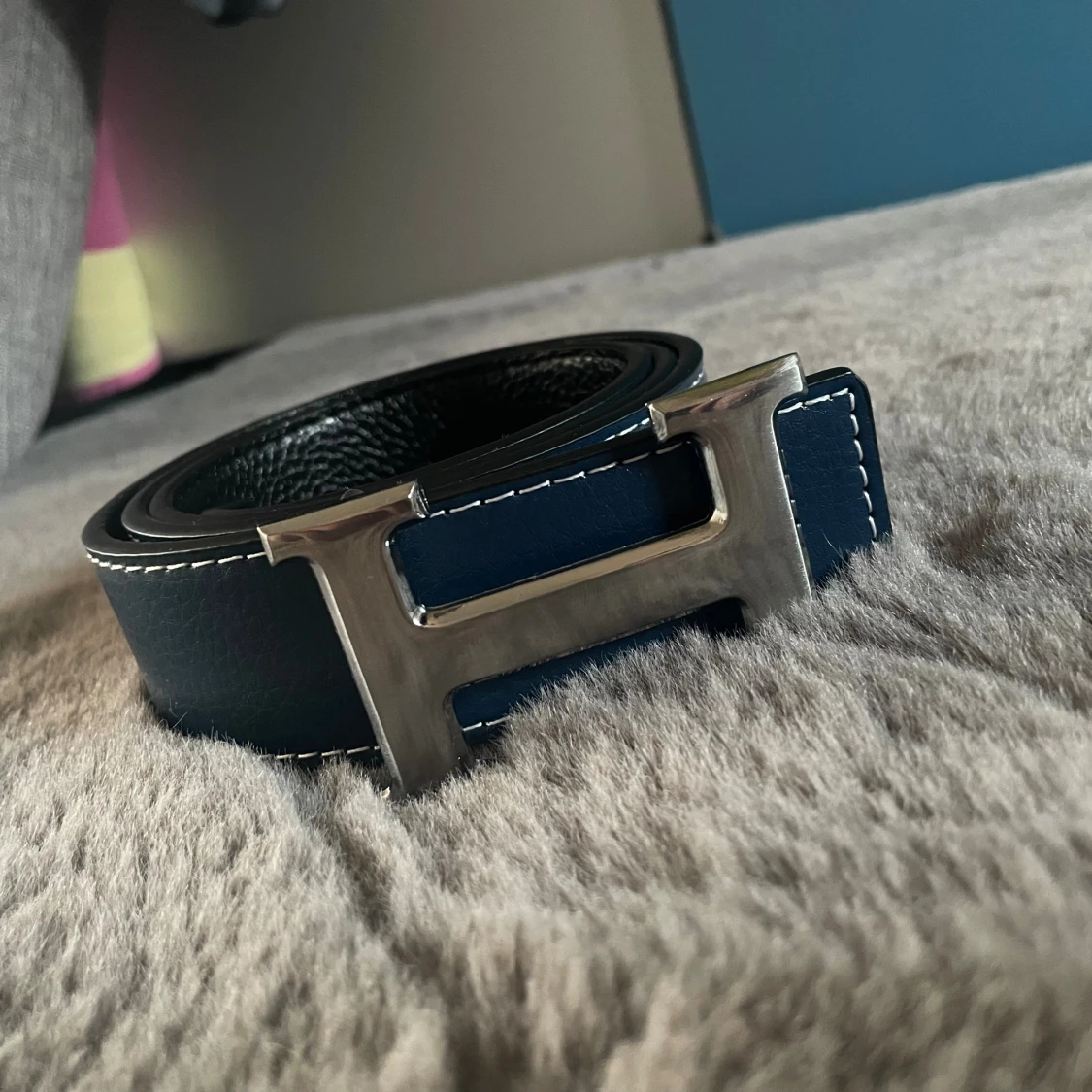 H svart och blått skärp i skinn