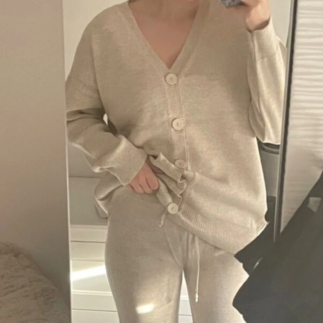 Ett sett med beige mjukisbyxor & kofta