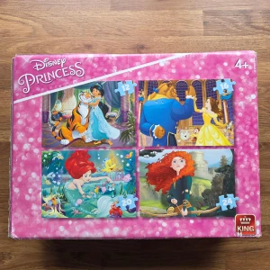 Disney Princess pussel, 4 olika  - Upptäck magiska världar med Disney Princess! Fyra färgglada pussel med motiv från populära prinsessfilmer, perfekt för dig som gillar äventyr, vänskap och sagor. Passar både yngre och äldre fans av Disney. Utmana dig själv och samla dina favoritprinsessor! Fint skick. 
