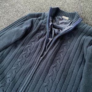 Stickad navy cardigan  - Riktigt fet stickad cardigan jacka storlek S närmare M