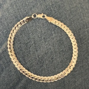 Silverarmband i äkta 925 sterling - Snyggt armband i äkta 925 sterling silver med flätad kedja och karbinlås. Armbandet har en klassisk och stilren design som passar perfekt till din vardagsstil. Märkt med 925 på låset för att visa att det är äkta silver.