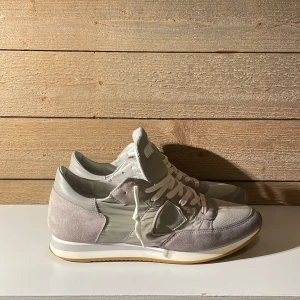 Philliphe model traniers  - Tja, säljer nu dessa riktigt snygga Philliphe modelsen . Skorna är perfekta till vinter och höst 🍂 Riktigt bra skick! Obs skada på vänster sko, se bild tre och fyra. Inget som märks på! Hör av dig vid funderingar🤔MVH TRENDY CLOTHING 🔵