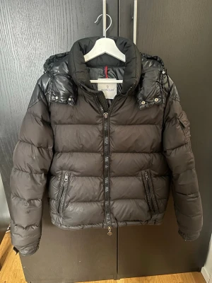 Moncler chevalier jacka - Säljer nu min jacka från moncler i storlek 2 då den inte längre kommer till användning. Den saknar ena zipen till dragkedjan, annars är jackan felfri och i väldigt bra skick! Den är sjävklart äkta, vid frågor eller funderingar är det bara att höra av dig!