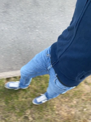 Mörkblå kofta  - Säljer en mörkblå kofta. Tröjan är från pire one med ett bra material som sitter perfekt. Perfekta för dig som gillar en modern och avslappnad look.