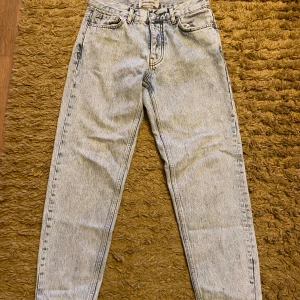 Acid wash jeans från Pull&Bear - Snygga acid wash jeans från Pull&Bear i ljusblå denim. Klassisk femficksmodell med hög midja och raka ben. Perfekta för en avslappnad och trendig look. Tillverkade i bomull med cool vintagekänsla.