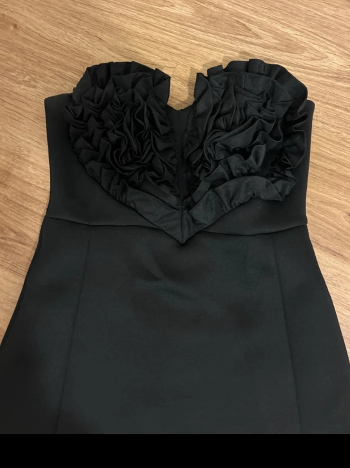 Svart kort klänning med volang - 2