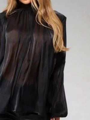 Svart transparent blus med rosett - Snygg svart transparent blus med hög hals och stor rosett i nacken. Blusen har långa ärmar och är tillverkad i ett lätt, glansigt tyg som ger en lyxig känsla. Perfekt för dig som vill sticka ut med en trendig och elegant look.