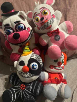 Five Nights at Freddy’s – Sister Location plush set (official) -  Condition note: As you can see in the pictures, the plushies show some wear/damage due to age since they are older items. This is purely cosmetic and expected for their age, and it’s the reason I’m selling them cheaper than usual.  ✔️ Official FNAF merchandise ✔️ Sister Location characters ✔️ Sold as a set only ✔️ Condition clearly shown in photos – please check carefully  Feel free to message me if you have any questions 😊 Prices are always negotiable 
