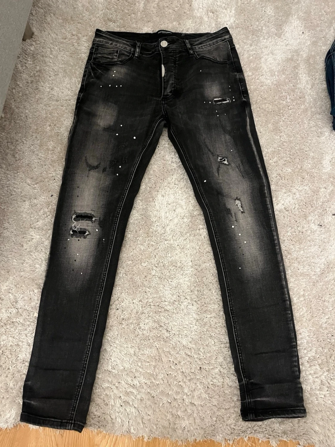 Svarta skinny jeans med slitningar