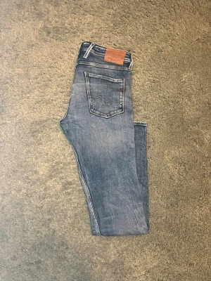 Replay Anbass W33 L34 - Säljer ett par feta Replay Anbass med snygga slitningar på framsidan. Kom PM för fler bilder eller andra funderingar. Priset går att diskuteras!