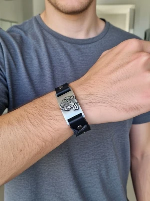 Armband vintage nordisk varg - Svart läderarmband med ett detaljerat vargmotiv i metall. Armbandet har justerbara tryckknappar för att passa olika handledsstorlekar. Perfekt för den som gillar en unik och stilren accessoar. Storlek 23 cm långt. Bredd 3 cm.