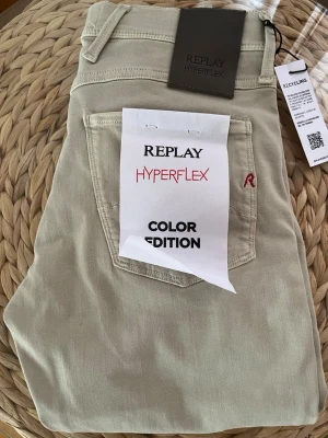 Replay Hyperflex jeans - Snygga  jeans från Replay Hyperflex Color Edition. Modellen har klassisk femficksdesign, raka ben och är Perfekta för en avslappnad och trendig look. Byxorna kostar 1599 kr nya.