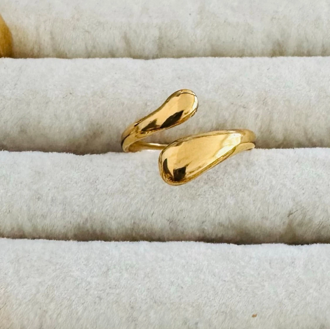 Guldfärgad öppen ring i modern design