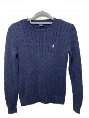 Ralph lauren tröja - Kabelstickad ralph lauren i bra skick Tecken på användning finns men inget som förstör helhetsintrycket Storlek S, liten i storlek Priset är inte hugget i sten Fråga gärna om du har någon fundering