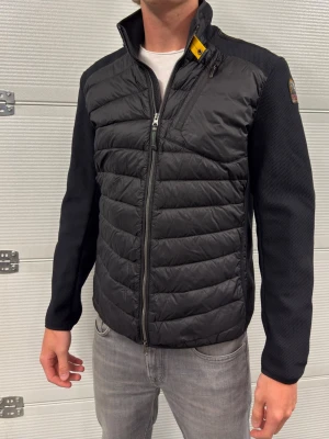 Parajumper Warm Up  - En cardigan från Parajumpers modell Warm Up i väldigt bra skick använd några gånger! Storlek XL. Självklart äkta. Hör av er vid frågor! Modellen är 188 och väger 77kg (passar större) 