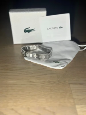 Lacoste Armband - Helt ny, 21 cm, skriv om du vill ha fler bilder eller om du har frågor. 