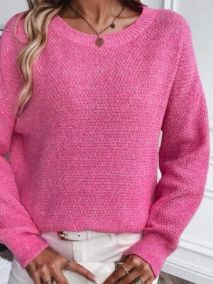 Rosa stickad tröja med rund hals - En snygg rosa stickad tröja med rund halsringning och långa ärmar. Tröjan har en avslappnad passform och ribbstickade muddar vid ärmslut och nederkant. Perfekt att matcha med jeans eller kjol för en trendig look.