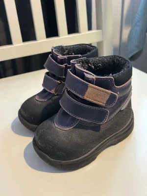 Kavat  - Kavat vinterskor storlek 21. Använt en säsong och köptes år 2024. Nypris 700kr säljes 300kr