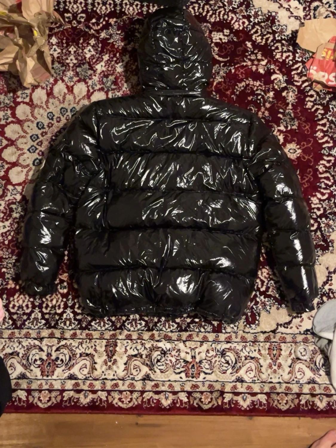 Svart glansig jacka med huva - 2