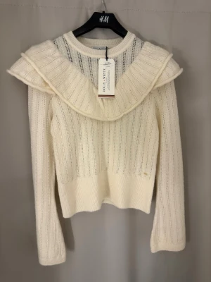 Ny tröja - Super fin tröja med prislapp kvar. Hund hår kan finnas på plagget. Ny pris är 500kr 