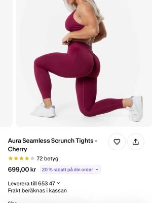 Vinröda seamless tights från Aura - Oanvända, endast testat en gång. Kvitto finns kvar. SMÅ i storleken. Så passar dig som vanligtvis bäst S. Snygga vinröda seamless tights från Aura med scrunch-effekt bak. Tillverkade i ett stretchigt syntetmaterial som ger bra rörelsefrihet och komfort.