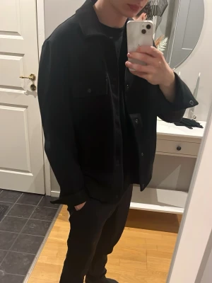 Cos Jacka - Vädligt bra skick, perfekt nu inför våren! Tveka inte på att ställa frågor!