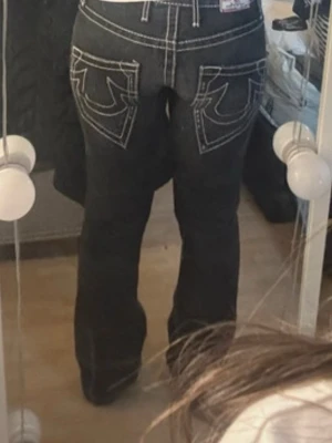 True Religion jeans - Svarta jeans från True Religion med väldigt fina bakfickor. de är lågmidjade och raka i benen. Storlek 26, men passar mig som vanligtvis har 34/xs i jeans. Kan gå ner i pris vis snabb affär.