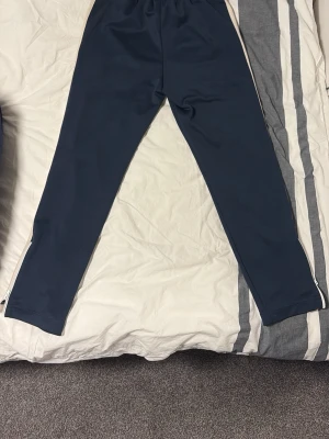 Palm Angels byxor - Navy L - Säljer nu mina mörkblåa Palm angels byxor efter mycket lite användning, först till kvarn 900kr går att diskuteras.