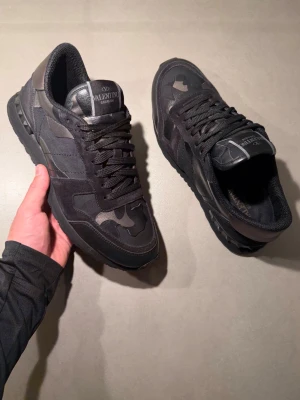 Valentino Rockrunner Skor - ‼️VI TAR INGA BYTEN‼️Valentino ”Rockrunner” Sneakers | Skick: 8,5/10 | Storlek 40 fits 41 | Enbart skorna ingår! | Frakt sker inom 24 timmar efter köp 📦💨 | Hör av dig vid minsta fråga eller fundering 💭