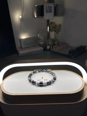 Svart grå vit armband  - Tja säljer helt nya armband från Bältgallerian. Dem alla är i strechigt material men kan inte streckas ut för långt. Dem passar från 10 år plus. Vid köp av flera blir priset billigare och om du gillar så finns det flera att välja mellan. Säljer både knäcki och vanlig pärlarmband Samt bälten.