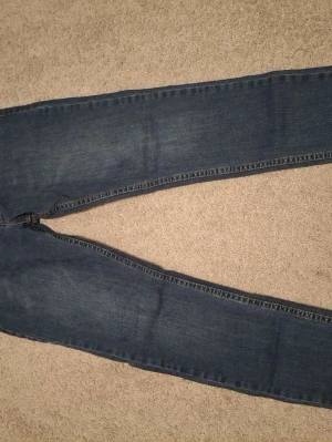 Dsquared slim fit jeans - Säljer nu dessa snygga dsquared jeans i storlek 32( motsvarar typ 30/32) ny prs 4000, skriv vid frågor eller funderingar!