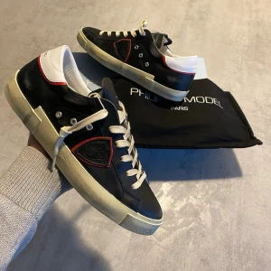 Svarta Philippe Model skor  - Säljer ett par feta Philippe model skor | allt oh tillkommer | skicket på skorna är 10/10 helt nya | storlek 40 | ny pris 4000: mitt pris är 1199 | skriv vid frågor och funderingar    