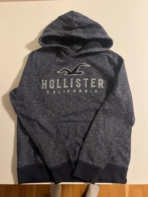 Hollister california hoodie S - Hollister California hoodie i en mörkblå / grå färg. Storlek S passar 168-177 cm lång. Fint skick inga fel pris endast 278 kr kolla gärna mina andra artiklar för mer och rabatt 😃