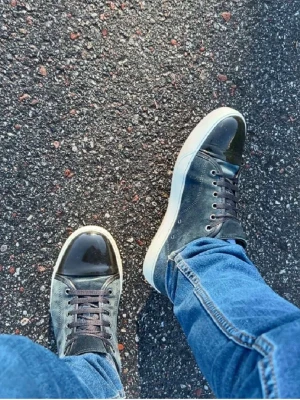 Grön/gråa lanvins med dustbag - Snygga grön/blåa sneakers med vit sula och rund tå. Skorna har snörning och detaljer i svart skinn vid tån, medan resten av skon är i textil. Passar perfekt till jeans och har en klassisk, stilren look.