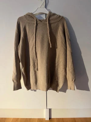Beige Kashmir hoodie -  Beige kashmir hoodie med huva. Inge hål eller märken på den. Skriv vid intresse eller andra frågor✌️den passar även personer som använder storlek S i vissa fall 