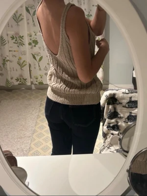 Stickad topp NA-KD - Supersnygg stickad topp med lite djupare rygg från NA-KD i storlek s🌸🤍