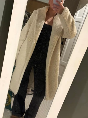 Vit teddyjacka från H&M - Säljer en lång, vit teddyjacka från H&M. Så mysig och varm. Sminkfläckar vid kragen som jag inte försökt att få bort. 