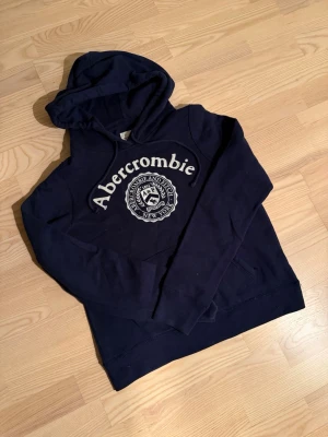 Abercrombie hoodie - Riktigt fet abercrombie & fitch hoodie i storlek S. Den har inga skavanker eller liknade, vid frågor om bilder eller liknande är det bara att fråga😄💛