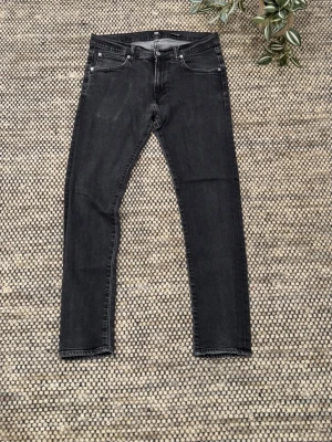 Edwin jeans  - Skit snygga jeans som redan har format mobil faden fram, passa på!   •Skick: 9/10 storlekslappen saknas  •storlek📏: 32/32  •Nypris/Butikspris:💰~1500   Köp gärna i bundles för att underlätta i frakt och på detta vis blir jag mer flexibel i pris! Våga buda! 🚚🤝