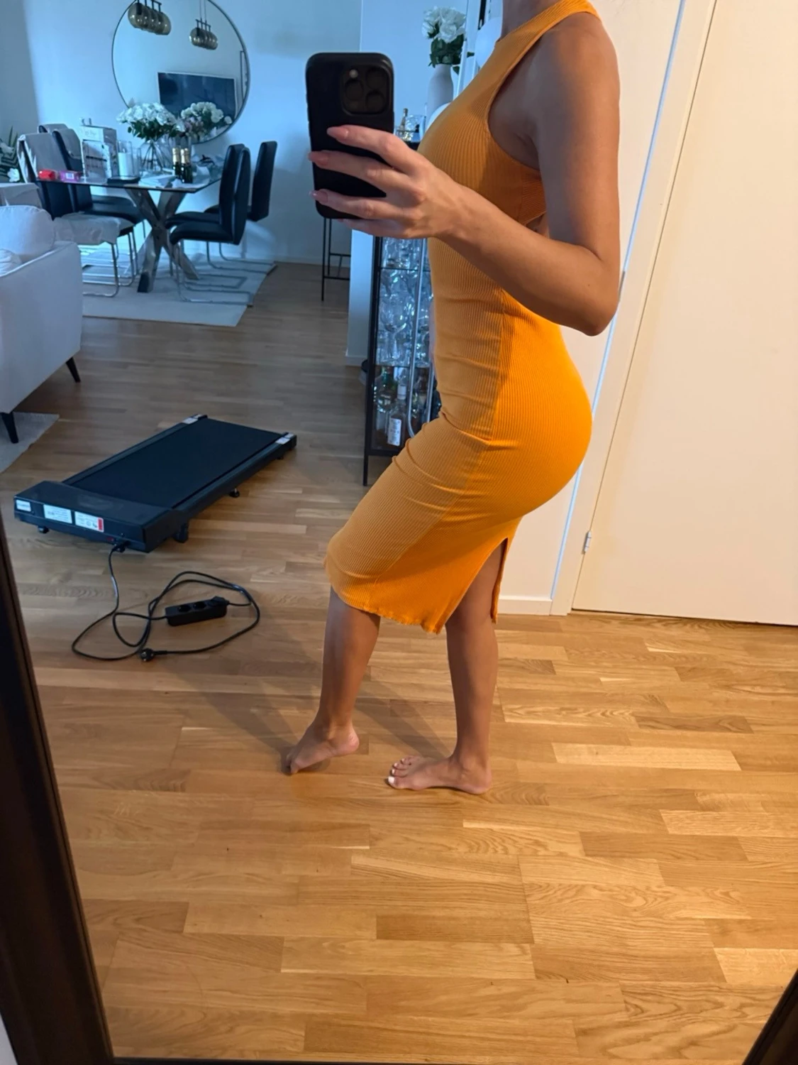 Gul ribbad midiklänning med slits - 2