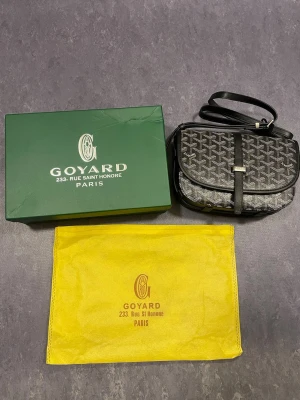 Väska - Säljer ett stilrent svart väska med deras ikoniska mönster. Kommer i originalförpackning. Helt ny aldrig använd. OBS PRIS KAN DISKUTERAS OCH SKRIV FÖR FLERA BILDER.