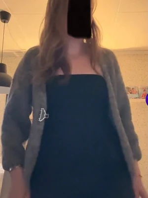 Grå fluffig kofta - Mysig grå kofta i fluffigt material med lång ärm och en dekorativ brosch som stängning framtill. Perfekt för lager-på-lager och ger en trendig look. Koftan har en avslappnad passform och känns supermjuk mot huden.