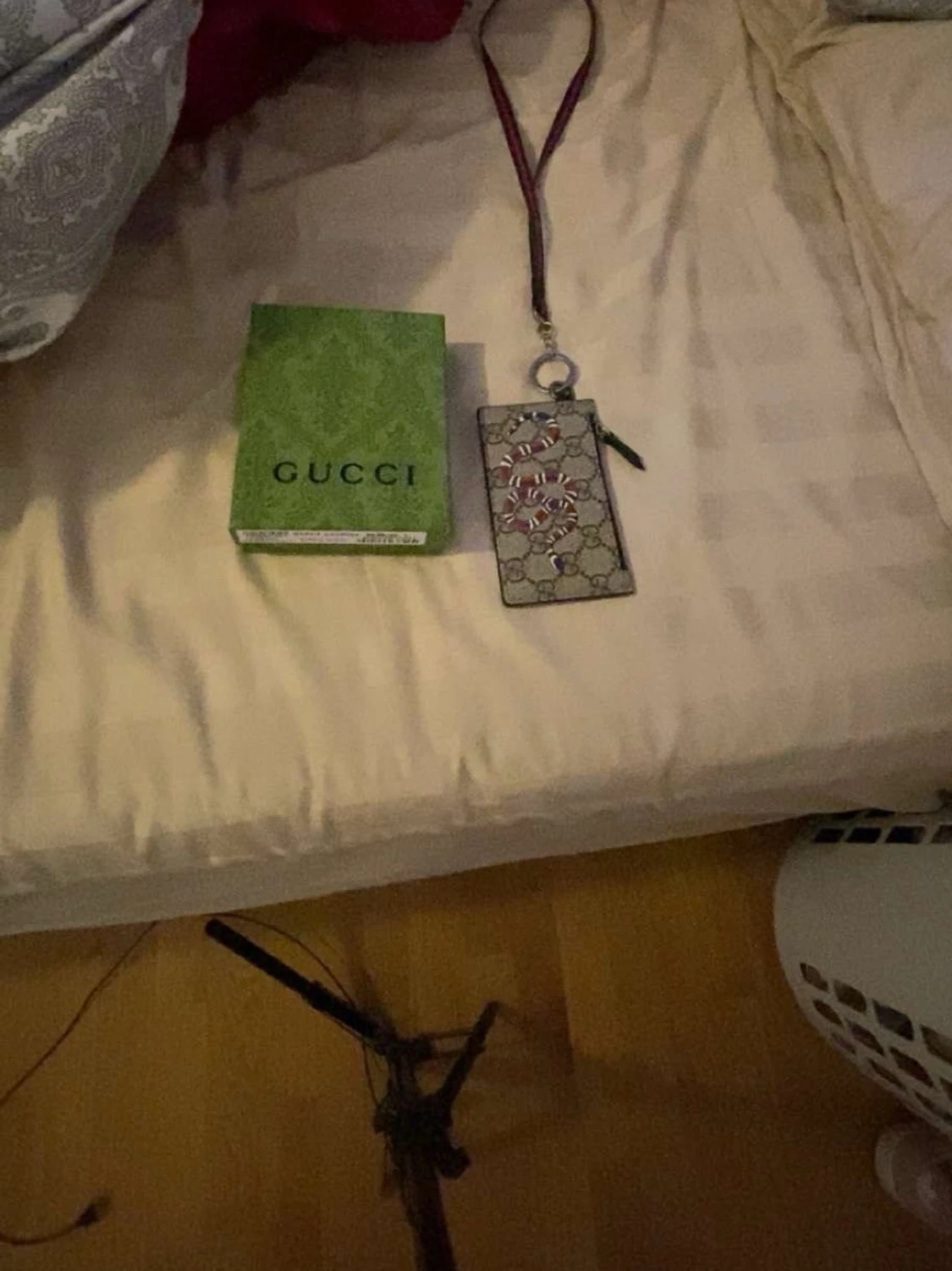 Beige plånbok med orm och monogram - 5