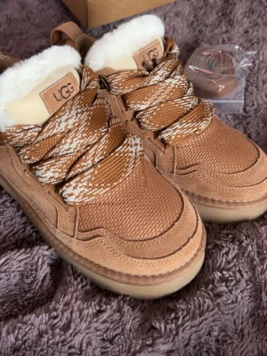 UGG lowmel sneaker chestnut - Äkta UGG lowmel sneakers i färgen chestnut och storleken 40. Skorna är HELT oanvända och skickas i sin ursprungliga förpackning med extra snören(se på bild 9). Skorna säljs pågrund av att jag beställde fel storlek. Pris kan diskuteras.