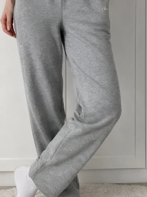 Grå mjukisbyxor från Alo Yoga - Säljer ett par klassiska grå mjukisbyxor från Alo Yoga. Byxorna har rak passform, resår i midjan och är tillverkade i mjukt bomullsmaterial. Perfekta för chill dagar hemma eller när du vill ha en avslappnad look.