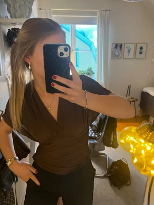 Brun topp - Jättefin brun topp! Jag har köpt den på Sellpy och tyvärr är det ingen lapp i, så vet inte vart den är ifrån🙃