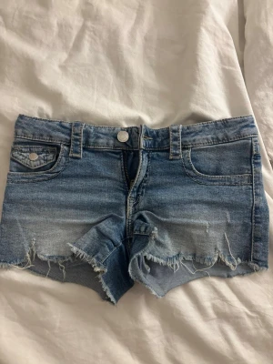 Jeans shorts blåa från Gina Tricot!  - Blåa jeans shorts från Gina Tricot i storlek 158! bra skick och bra kvalitet på shortsen 💞 