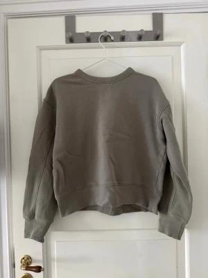 Collagetröja - Tröja från H&M i storlek S. Brun/grå/grön. Lapp bortklippt. Använd två gånger. Lite boxigare och kortare modell. 